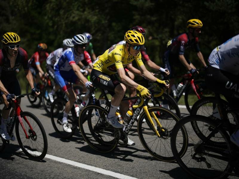 Behält Jonas Vingegaard (M) aus Dänemark das Gelbe Trikot bis zum Schluss?. Foto: Daniel Cole/AP/dpa/Archivbild