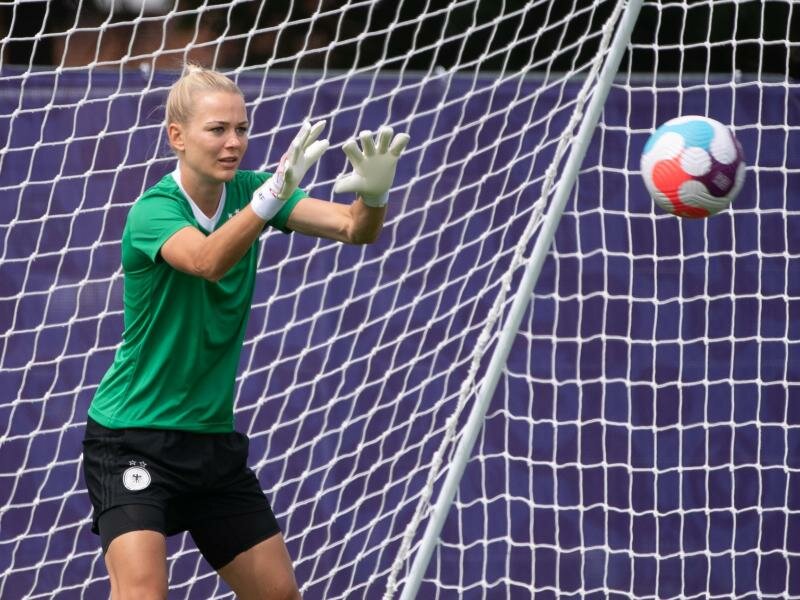Trainiert hart und entwickelt sich weiter: Torhüterin Merle Frohms. Foto: Sebastian Gollnow/dpa/Archivbild