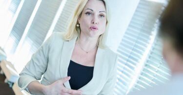 Die durch ihren Kriegsprotest im russischen Fernsehen bekannt gewordene Journalistin Marina Owsjannikowa bei einem Interview mit der dpa. Foto: Annette Riedl/dpa