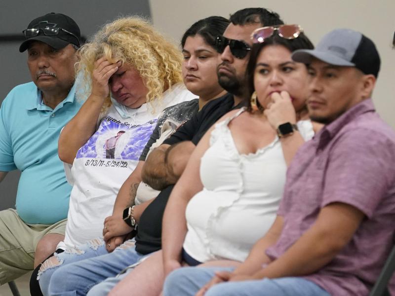 Angehörige der Opfer des Schulmassakers in Uvalde hören dem Untersuchungsausschuss des texanischen Repräsentantenhauses zu. Foto: Eric Gay/AP/dpa