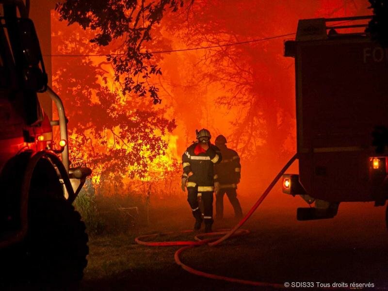 Feuerwehrleute kämpfen nahe&nbsp;Landiras in Südfrankreich gegen einen Waldbrand. Anhaltende Trockenheit und Hitze haben Teile Südeuropas weiterhin fest im Griff. Foto: Uncredited/Service Communication-Protocole SDIS 33/AP/dpa
