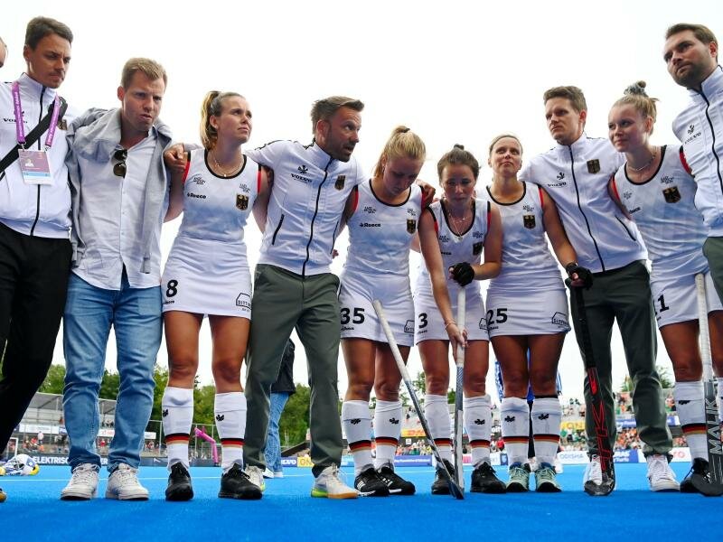 Bundestrainer Valentin Altenburg (M.) hat es geschafft, dem Team neues Selbstbewusstsein zu vermitteln. Foto: Frank Uijlenbroek/dpa