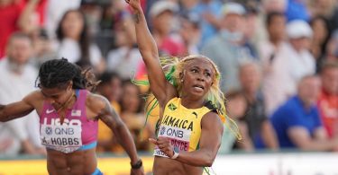 Die Jamaikanerin Shelly-Ann Fraser-Pryce (r) wurde 100-Meter-Weltmeisterin. Foto: Michael Kappeler/dpa
