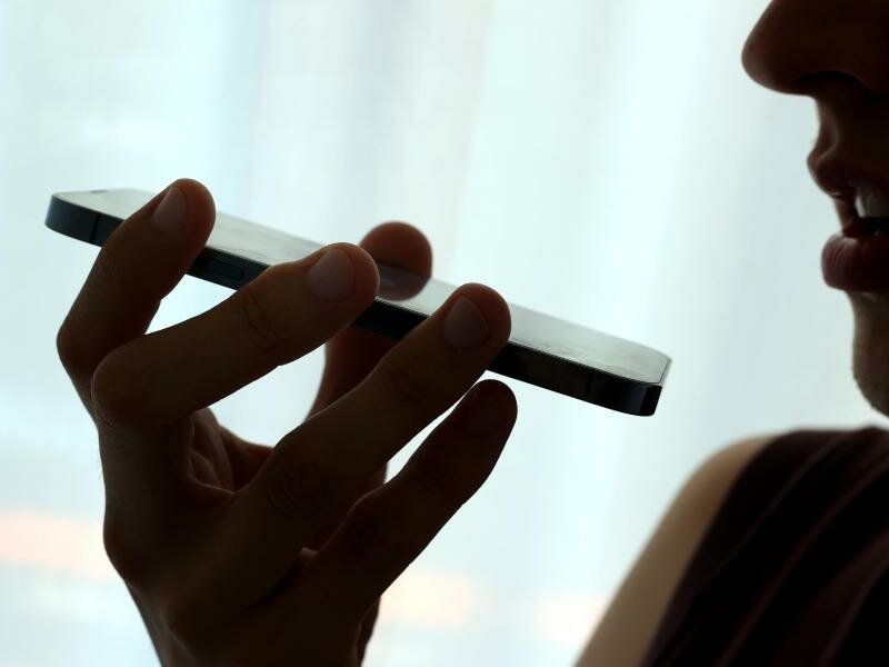 Sprachnachrichten verschicken? Ja, gerne. Sprachnachrichten bekommen? Lieber nicht. Viele Nutzer von Messenger-Diensten wie WhatsApp haben ein ambivalentes Verhältnis zu Voice Messages. Foto: Karl-Josef Hildenbrand/dpa