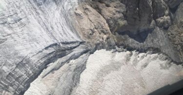 Die neue, 200 Meter lange und zwischen 25 und 35 Meter breite Spalte an der Marmolata in Norditalien, dem höchsten Berg der Dolomiten. Foto: Provincia Autonoma di Trento/dpa