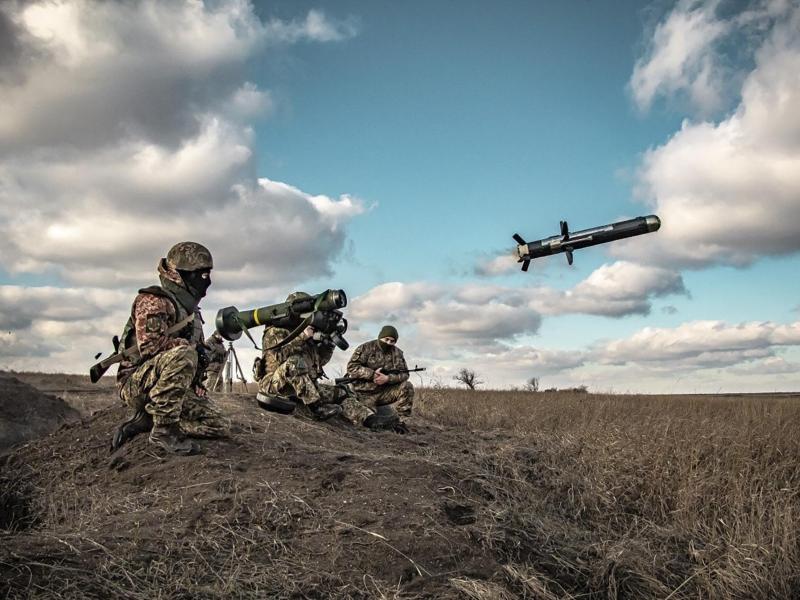 Auf diesem vom Pressedienst des ukrainischen Verteidigungsministeriums veröffentlichten Foto benutzen ukrainische Soldaten während einer Militärübung in der Region Donezk eine Abschussvorrichtung mit einer US-Javelin-Rakete. Foto: Uncredited/Ukrainian Defense Ministry Press Service/AP/dpa