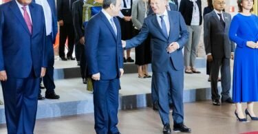 Bundeskanzler Olaf Scholz im Gespräch mit dem ägyptischen Präsidenten Abdel Fattah al-Sisi. Flankiert werden die beiden von Außenministerin Annalena Baerbock und ihrem ägyptischen Amtskollegen Samih Schukri. Foto: Christoph Soeder/dpa