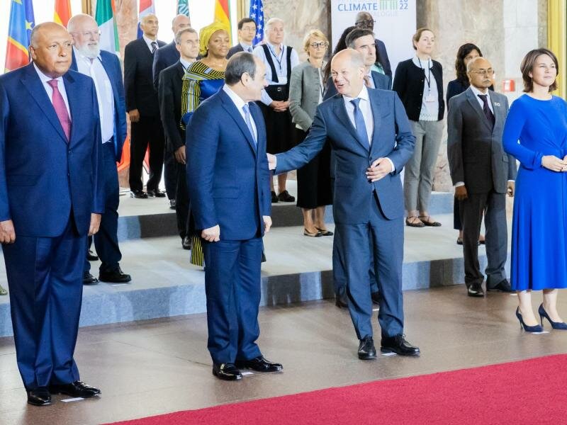 Bundeskanzler Olaf Scholz im Gespräch mit dem ägyptischen Präsidenten Abdel Fattah al-Sisi. Flankiert werden die beiden von Außenministerin Annalena Baerbock und ihrem ägyptischen Amtskollegen Samih Schukri. Foto: Christoph Soeder/dpa