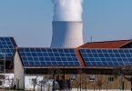 Wasserdampf steigt aus dem Kühlturm des Kernkraftwerks Isar 2. Foto: Armin Weigel/dpa/Archiv