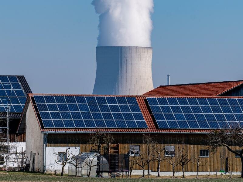 Wasserdampf steigt aus dem Kühlturm des Kernkraftwerks Isar 2. Foto: Armin Weigel/dpa/Archiv