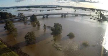 Hochwasser umgibt die Fitzgerald-Brücke zwischen Raymond Terrace und Maitland im Bundesstaat New South Wales. Foto: Darren Pateman/AAP/dpa