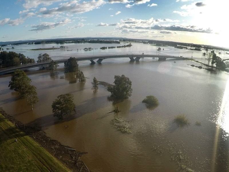 Hochwasser umgibt die Fitzgerald-Brücke zwischen Raymond Terrace und Maitland im Bundesstaat New South Wales. Foto: Darren Pateman/AAP/dpa