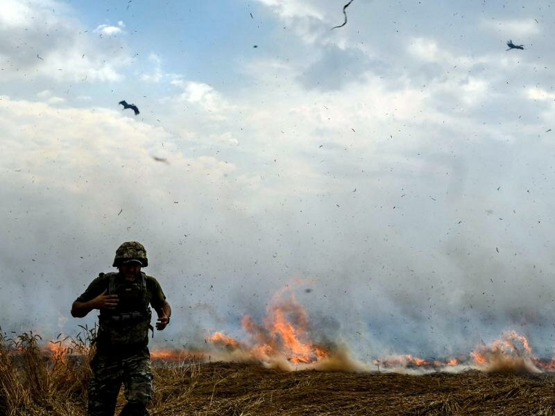 Ein brennendes Weizenfeld in der Region Saporischschja. Foto: -/Ukrinform/dpa