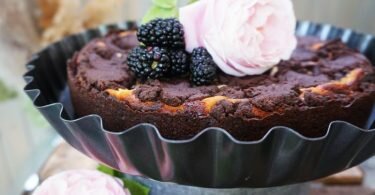 Sieht aus wie ein normaler Zupfkuchen, doch im Inneren sorgen süße Brombeeren für Saftigkeit. Foto: Doreen Hassek/hauptstadtkueche.blogspot.com/dpa-tmn