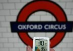 Ein digitales Thermometer in der Londoner U-Bahn-Station Oxford Circus zeigt eine Temperatur von 35 Grad Celsius an. Foto: Aaron Chown/PA Wire/dpa