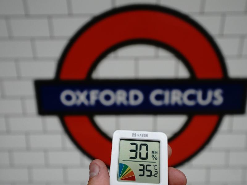 Ein digitales Thermometer in der Londoner U-Bahn-Station Oxford Circus zeigt eine Temperatur von 35 Grad Celsius an. Foto: Aaron Chown/PA Wire/dpa
