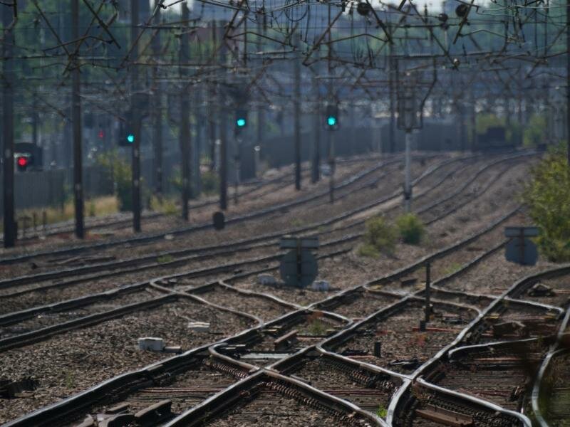 Weiß gestrichene Gleise im Londoner Bahnhof Alexandra Palace sollen der Hitze trotzen. Foto: Yui Mok/PA Wire/dpa