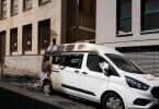 Ein ausgebranntes Auto vor dem türkischen Konsulat in Stuttgart. Foto: Andreas Rosar/Fotoagentur Stuttgart/dpa