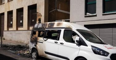 Ein ausgebranntes Auto vor dem türkischen Konsulat in Stuttgart. Foto: Andreas Rosar/Fotoagentur Stuttgart/dpa