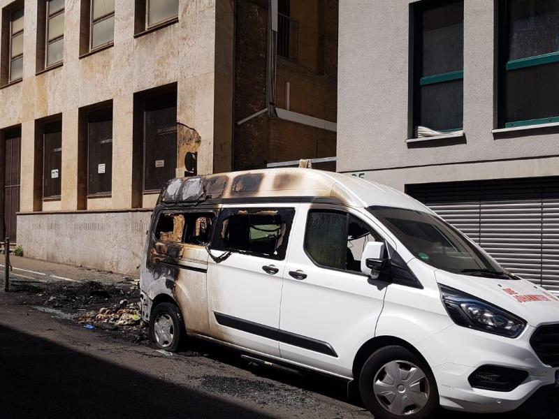 Ein ausgebranntes Auto vor dem türkischen Konsulat in Stuttgart. Foto: Andreas Rosar/Fotoagentur Stuttgart/dpa