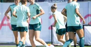 Nationalspielerin Lea Schüller (M) trainiert mit den anderen Spielerinnen. Foto: Sebastian Gollnow/dpa