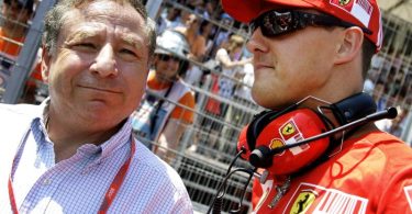 Der ehemalige Formel-1-Fahrer Michael Schumacher (r) und Jean Todt, damaliger Teamchef von Ferrari, aufgenommen beim GP in Spanien im Jahr 2008. Foto: Felix Heyder/epa/dpa/Archivbild
