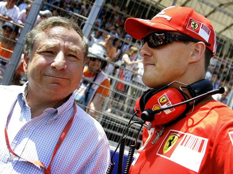 Der ehemalige Formel-1-Fahrer Michael Schumacher (r) und Jean Todt, damaliger Teamchef von Ferrari, aufgenommen beim GP in Spanien im Jahr 2008. Foto: Felix Heyder/epa/dpa/Archivbild