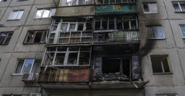 Blick auf ein Wohnhaus in der ukrainischen Stadt Kramatorsk, welches bei einem Raketenangriff auf ein Wohngebiet beschädigt wurde. Foto: Nariman El-Mofty/AP/dpa