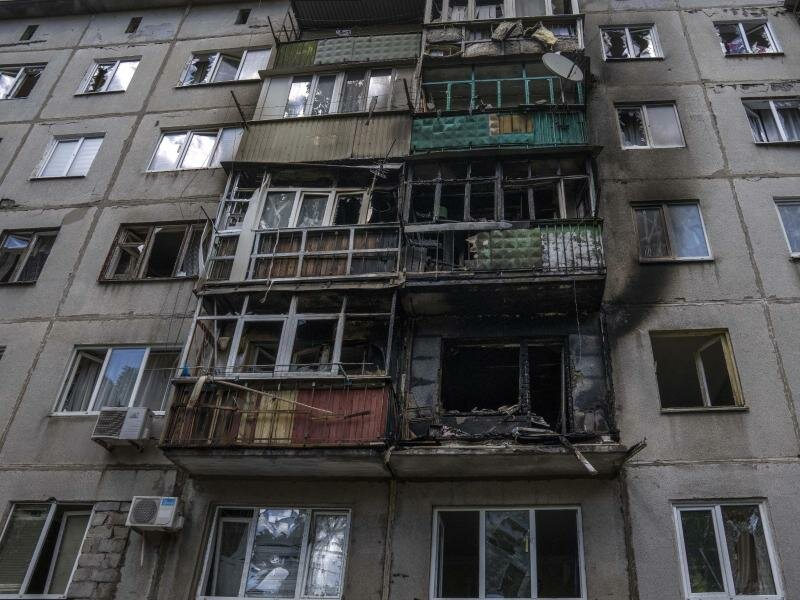 Blick auf ein Wohnhaus in der ukrainischen Stadt Kramatorsk, welches bei einem Raketenangriff auf ein Wohngebiet beschädigt wurde. Foto: Nariman El-Mofty/AP/dpa