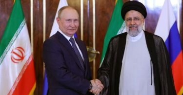 Der iranische Präsident Ebrahim Raisi (r) empfängt Wladimir Putin in Teheran. Foto: -/Iranian Presidency/dpa