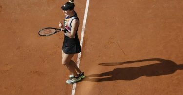 Steht nach dem Sieg über Misaki Doi im Viertelfinale: Andrea Petkovic tanzt nach dem Match. Foto: Frank Molter/dpa