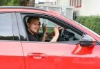 Matthijs de Ligt kommt per PKW zum Vereinsgelände des FC Bayern München an der Säbener Straße. Foto: Christian Kolbert/dpa