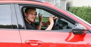 Matthijs de Ligt kommt per PKW zum Vereinsgelände des FC Bayern München an der Säbener Straße. Foto: Christian Kolbert/dpa
