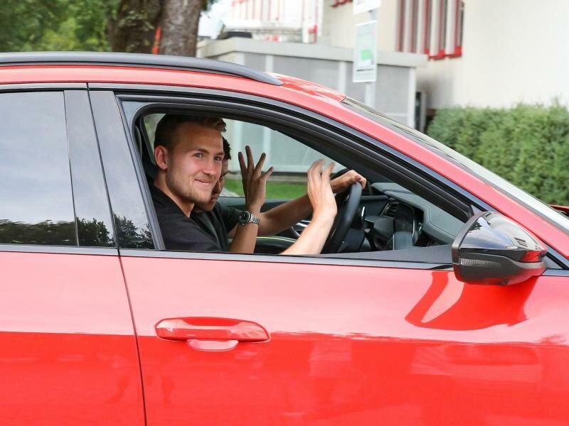 Matthijs de Ligt kommt per PKW zum Vereinsgelände des FC Bayern München an der Säbener Straße. Foto: Christian Kolbert/dpa