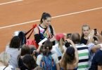 In Hamburg noch dabei: Andrea Petkovic schreibt Autogramme. Foto: Frank Molter/dpa