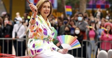 Nancy Pelosi, Sprecherin des US-Repräsentantenhauses, bei der Pride-Parade in San Francisco. Sie und ihre Kollegen wollen das Recht auf gleichgeschlechtliche Ehe bundesweit schützen - doch das Gesetzesvorhaben hat im Senat kaum Chancen. Foto: Scott Strazzante/San Francisco Chronicle/AP/dpa