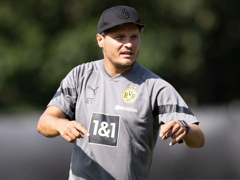 Muss noch vor dem Liga-Start auf einen seiner Hochkaräter verzichten: BVB-Coach Edin Terzic. Foto: Marco Steinbrenner/dpa