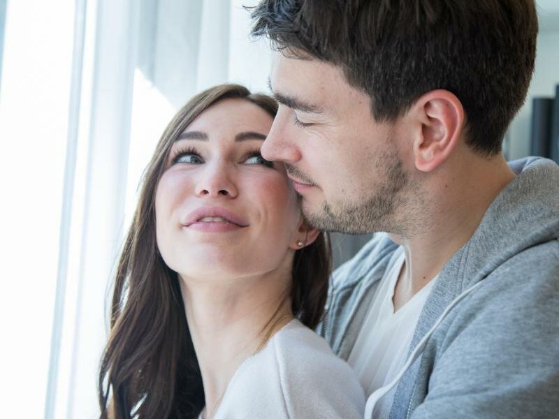 Mmmmh, so eine Umarmung fühlt sich einfach gut an - auch weil so das Kuschelhormon Oxytocin im Körper stärker ausgeschüttet wird. Foto: Christin Klose/dpa-tmn