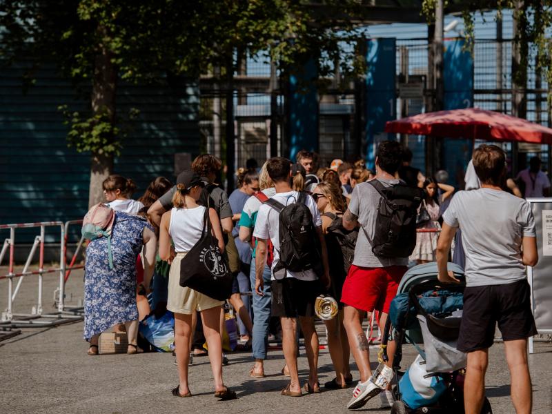 Warteschlange vor dem Sommerbad Neukölln in Berlin, in dem es gestern zu einer gewalttätigen Auseinandersetzung gekommen war. Foto: Paul Zinken/dpa