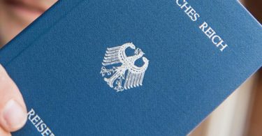 Ein Heft mit dem Aufdruck «Deutsches Reich Reisepass». Foto: picture alliance / Patrick Seeger/dpa