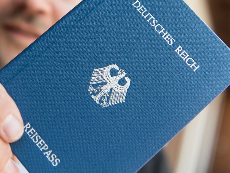 Ein Heft mit dem Aufdruck «Deutsches Reich Reisepass». Foto: picture alliance / Patrick Seeger/dpa