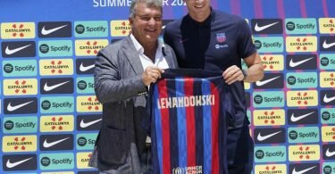 Joan Laporta (l), Präsident des FC Barcelona, stellt den neuen Stürmer Robert Lewandowski vor. Foto: Marta Lavandier/AP/dpa