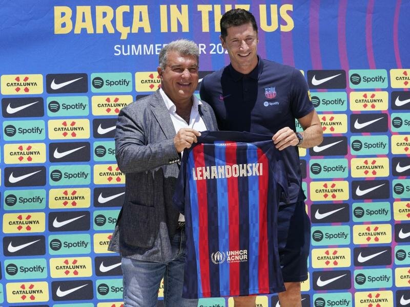 Joan Laporta (l), Präsident des FC Barcelona, stellt den neuen Stürmer Robert Lewandowski vor. Foto: Marta Lavandier/AP/dpa