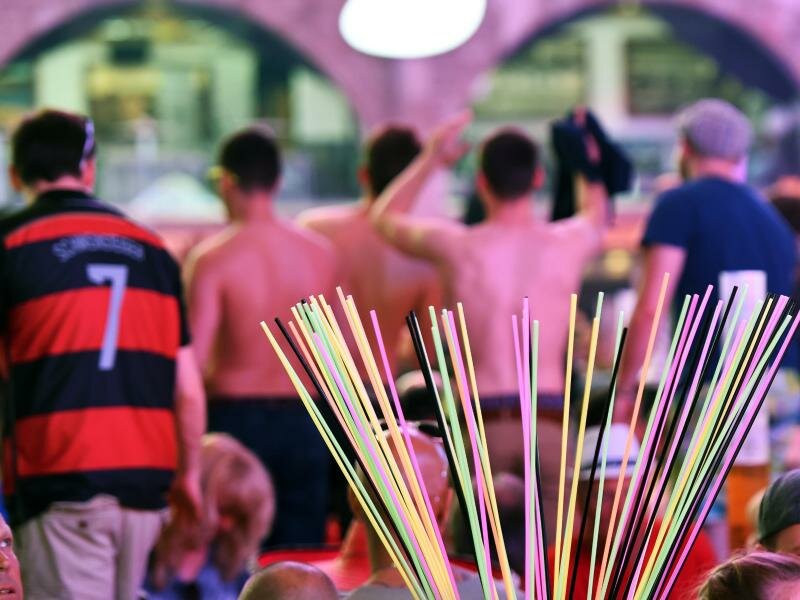 Partylocations wie der Megapark an der Playa de Palma sind ein Touristenmagnet - nicht immer entsprechen die Lokale dem Image, das sich die Regionalregierung für Mallorca künftig wünscht. Foto: Jens Kalaene/dpa-Zentralbild/dpa