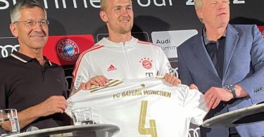 Bei einem Medientermin des FC Bayern wird Neuzugang Matthijs de Ligt (M) von Vorstandschef Kahn (r) und Präsident Hainer vorgestellt. Foto: dpa