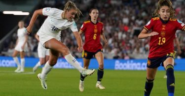 Georgia Stanway (l) schoss England gegen Spanien zum Sieg. Foto: Gareth Fuller/PA Wire/dpa