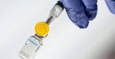 Sollte es nicht genügend Affenpocken-Impfstoff geben, rät die Stiko, die zweite Dosis zu einem späteren Zeitpunkt zu geben. Foto: Al Diaz/Miami Herald via ZUMA Press Wire/dpa