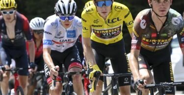 Jonas Vingegaard (2.v.r.) konnte seinen Vorsprung in der Gesamtwertung ausbauen. Foto: David Stockman/BELGA/dpa