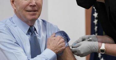 «Sehr milde Symptome»»:&nbsp;Ende März erhielt Joe Biden vor laufenden Kameras eine zweite Auffrischungsimpfung gegen das Coronavirus. Foto: Patrick Semansky/AP/dpa