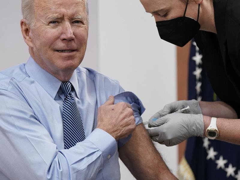 «Sehr milde Symptome»»: Ende März erhielt Joe Biden vor laufenden Kameras eine zweite Auffrischungsimpfung gegen das Coronavirus. Foto: Patrick Semansky/AP/dpa